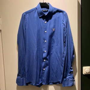 Gant skjorta - Gant skjorta  Storlek: Small/ 37-38 Skick: 9/10 använd 1 gång 