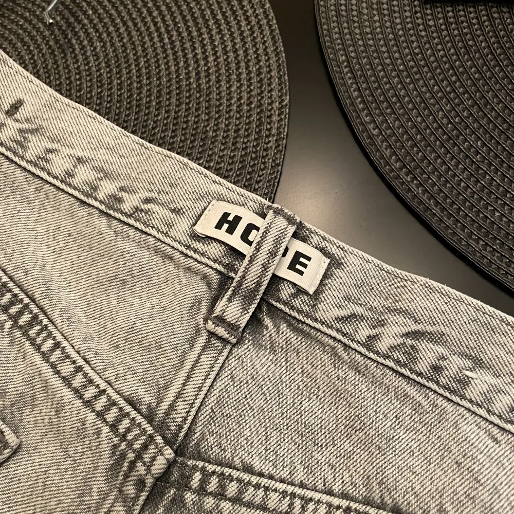 Hope jeans, nypris 1800, helt oanvända, säljes pga för stora. Jeans & Byxor.