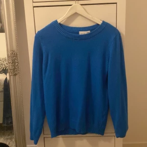 Stickad tröja - Så skön och snygg tröja från Vila i storlek M. Använd två gånger alltså är den i nyskick. Pris går att diskutera!