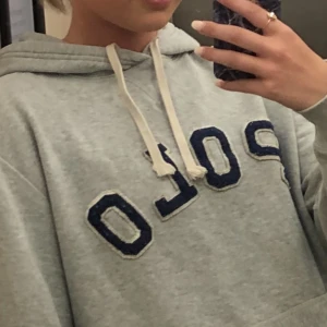 Ralph Lauren hoodie - Fin men använd hoodie, storlek M och stor i storlek. Använt som oversized då jag är en S 