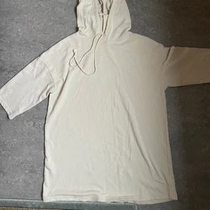 Baggy hoodie - Very light yellow, short sleeves till the elbow. And long. 