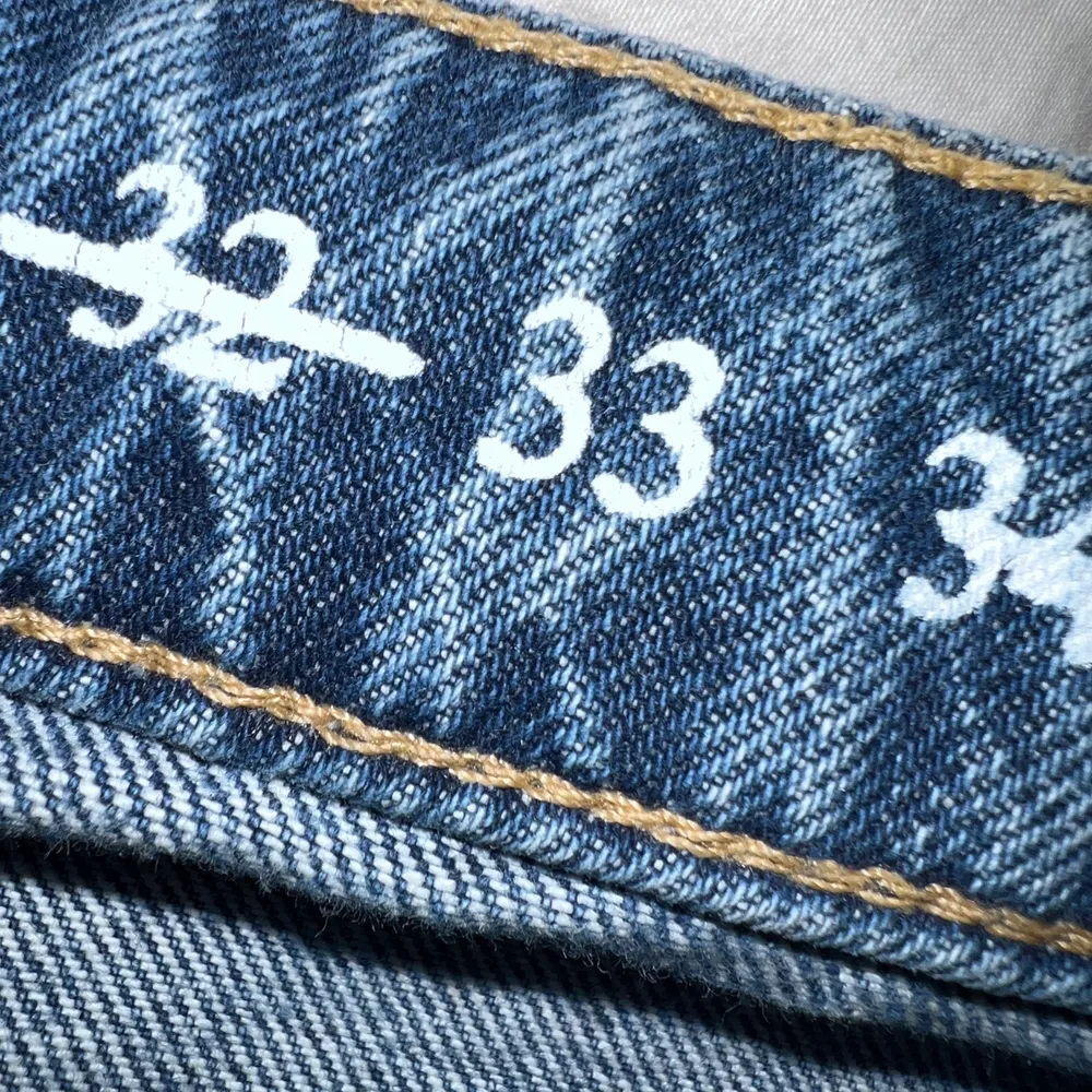 Ripped mom jeans ifrån bikbok, original pris var 599, säljer för att de är för stora för mig💫🔹. Jeans & Byxor.