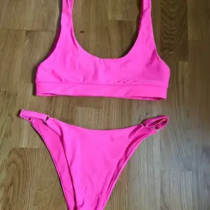 Supersnygg rosa bikini från Bik Bok. Köpt förra året och endast använd en gång så den är som ny! Säljer då den inte är min stil längre.