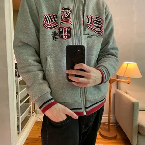 hoodie - riktigt fet hoodie med najs detaljer i rött o svart, har skitvarmt foder och är otroligt mysig, bajssnygga med ljusa jeans