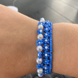 Armband - Jättefina armband som passar perfekt nu till sommaren🌸 har i andra färger också! Priser går att diskutera, hör av dig vid minst lilla fråga☺️🌻 till vänster: 40kr, mitten:45kr, höger:20kr