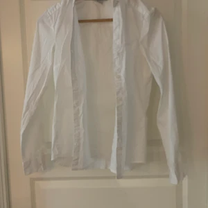 Skjorta H&M - Fin skjorta från H&M, perfekt att ha över en bikini. Är absolut öppen för prisförslag, kan mötas upp i Stockholm och det är bara att skriva för fler bilder! 