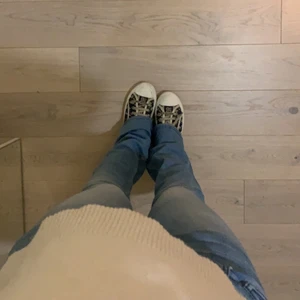 Ljusblåa lågmidjade bootcut /straightleg jeans  - Skit fin low waist bootcut jeans feån bondelid 😍nassar nån med storlek 36-38 upp till 165-170 cm 