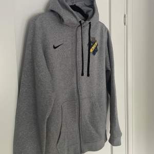 Säljer min AIK zip-hoodie i märket Nike. Köpt tidigare i år och endast använd 3 gånger. Den är som helt ny. Säljer den för den är för stor för mig. Nypris 799:-. Frakt tillkommer.