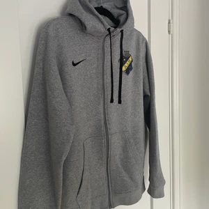 AIK Nike zip-hoodie - Säljer min AIK zip-hoodie i märket Nike. Köpt tidigare i år och endast använd 3 gånger. Den är som helt ny. Säljer den för den är för stor för mig. Nypris 799:-. Frakt tillkommer.