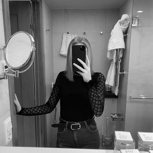 SNYGG BODY FRÅN DENNIS MAGLIC - En snygg body från Dennis Maglic. Sparsamt använd i fint skick! Perfekt till fest eller när du vill vara uppklädd 😍 Storlek S!  Längd: 70cm Byst: 73cm Midja: 57cm Höft: 65cm Ärmlängd: 56cm