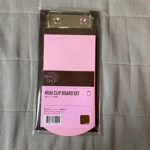 Bts mini clip board - Officiell mini clip board från bts magic shop era. Har även photocarden som jag eventuellt skulle kunna tänka mig att sälja/ byta. 26kr frakt 💗