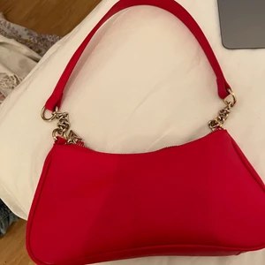 Väska  - Köpt på h&m för 199 kr, säljer för 100 kr. Använd några fåtal gånger men säljer för den passar inte mig. 