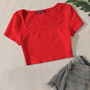 Röd topp - En röd topp som är helt oanvänd köpt från SHEIN! Aldrig använd men var inte något som föll mig i smaken tyvärr:/ säljer väldigt billigt. Skriv. För mer bilder ❤️ super snygg croppa topp som framhäver brösten super fint! Frakten kostar 20❤️