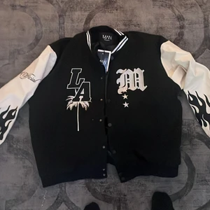 Varsity jacka - Riktigt fet varsity jacka, oversize på M sitter skönare på L tycker jag. Aldrig använd!