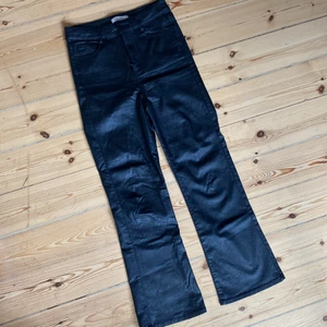 Skinnbyxor från Vila - Straight leg skinbyxor från Vila. Storlek M (säljer även samma byxa i storlek L). Nyskick. Supersköna att gå i. Normal passform och hög midja. Kan mötas upp vid St Eriksplan eller skicka. Köparen står för frakt. 