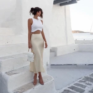 Perfekta kjolen - Finaste satin kjolen, från asos. Passar så bra till linnen, toppar, stickad tröjor, vad som! Inga defekter alls, köpt förra sommaren men sparsamt använd. Strl 38 men skulle passa en 36 också! Säljer då jag köpt fler liknande kjolar 💓 pris kan diskuteras 