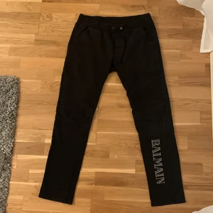 Balmain byxor - 9/10 skick, snören gått av. Storlek L. Köpt för cirka 3000kr. Inte används på flera år.
