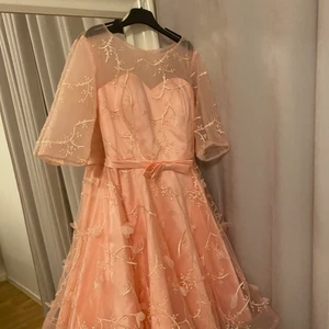 Festklänning  - Klänning till tonåring . Storlek:small Aldrig använt . 