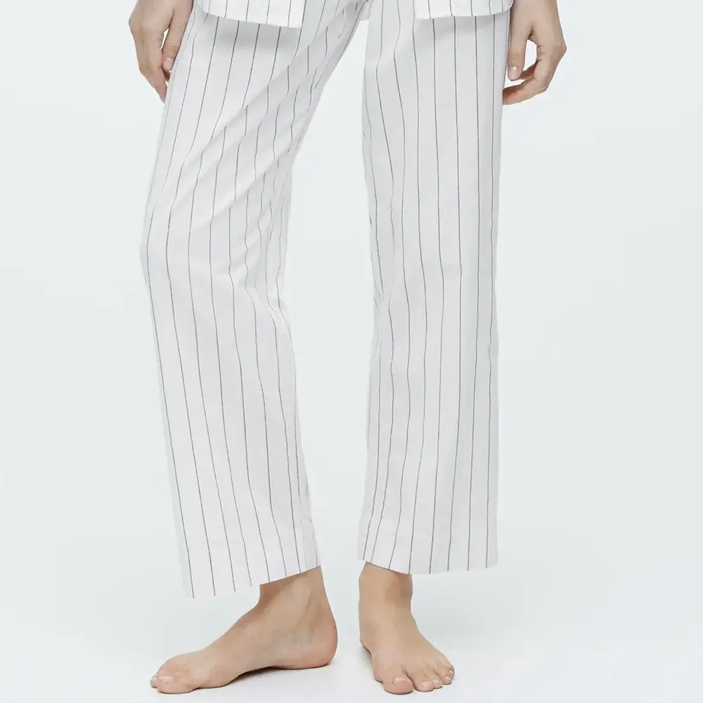 Supersnygga pyjamasbyxor från arket. Storlek S, säljes pga för små. Aldrig använda, lappen är dock borttagen. . Jeans & Byxor.