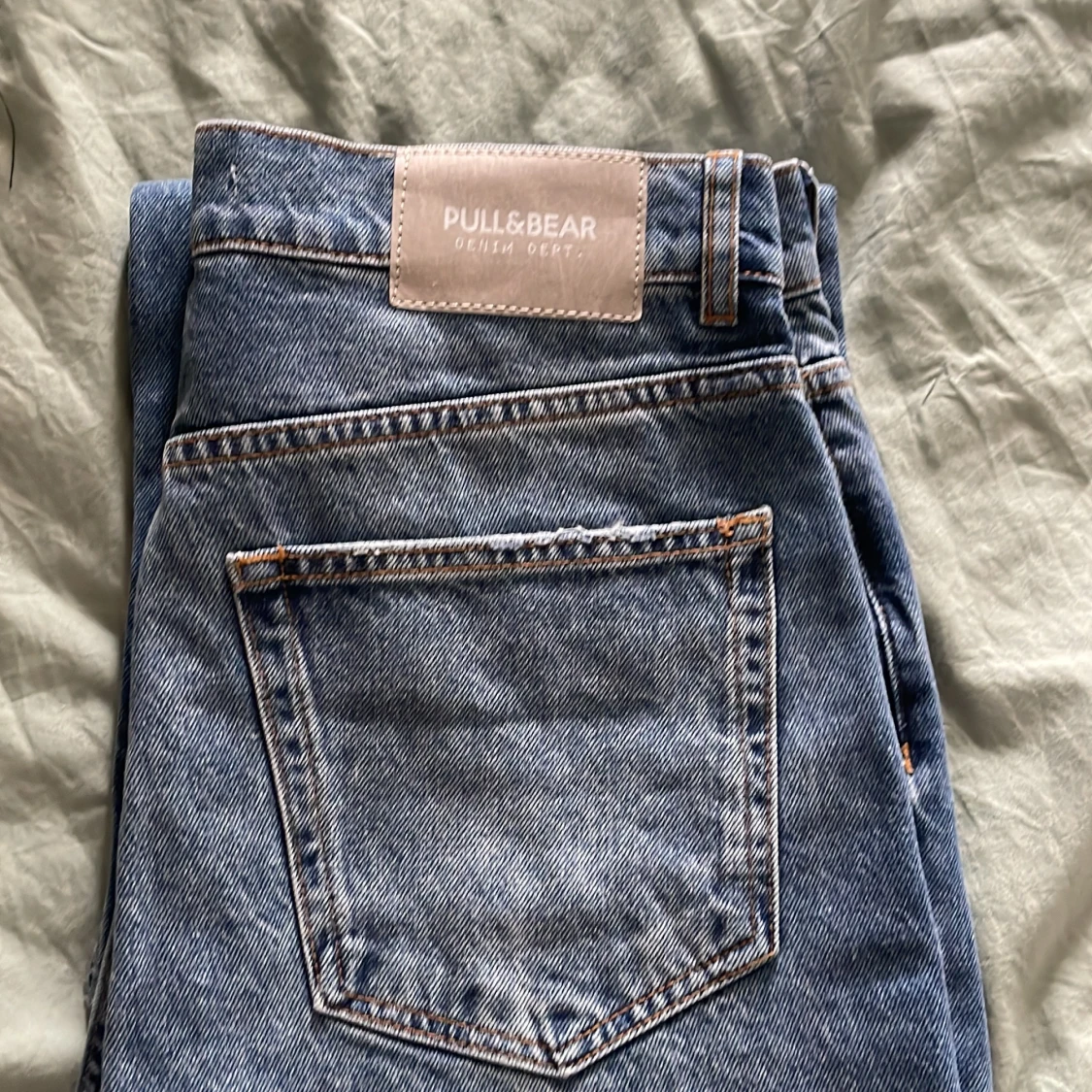 Raka Jeans med Slits och Slitningar