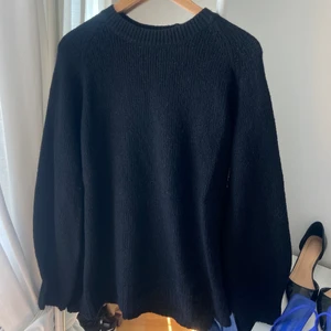 Stickad tröja - Stickad tröja från mango i svart, använd mycket därav tappat lite av den mjuka känslan. Oversized. 