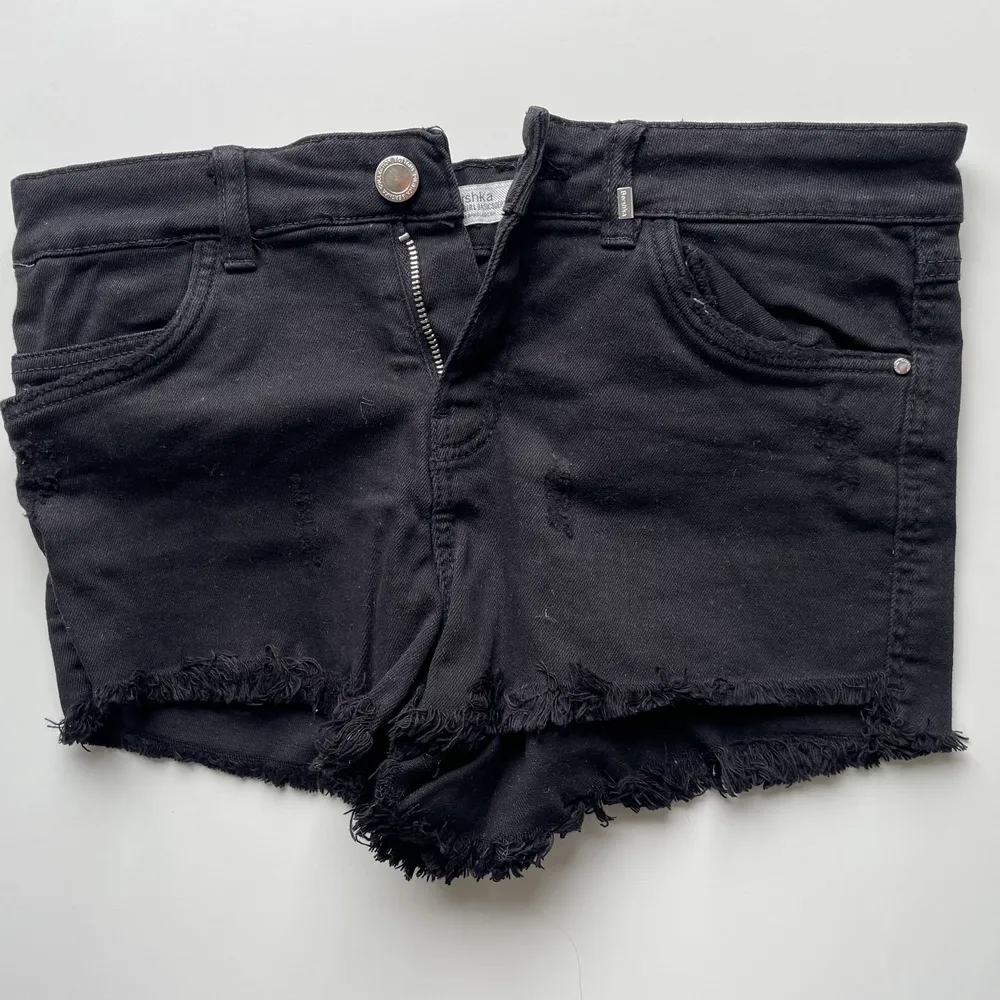 Jeansshorts från Bershka, 2 st i samma modell, 15kr/st. Shorts.