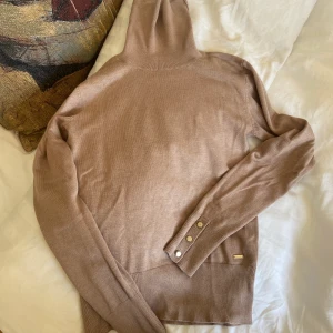 Polotröja - Beige polotröja från lindex, använd några gånger. Tajt i modellen. Färgen är som på bilden. 