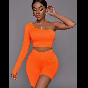 Set - Neonorange set från SHEIN art nr 3133482  Nytt pris 119kr, mitt pris 50kr. Helt oanvänt samt oanvänt skick. Storlek 38 men skulle även passa 36. Möts i Stockholm 