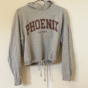 Hoodie - Ljusgrå hoodie från Gina Tricot i storlek S. Säljer för 70 kr +frakt