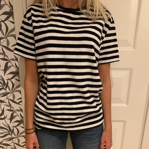 Tröja i frotté  - Randig i frottématerial. Så skön och snygg!!! Storlek S (herrstorlek), funkar till både kille & tjej. Från asos i nyskick 💖