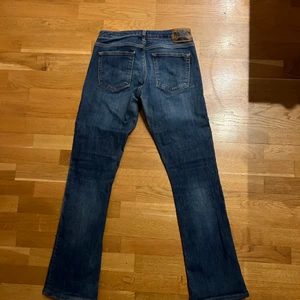 Lågmidjade jeans  - Säljer mina lågmidjade bootcut jeans ifrån Crocker str 27/32