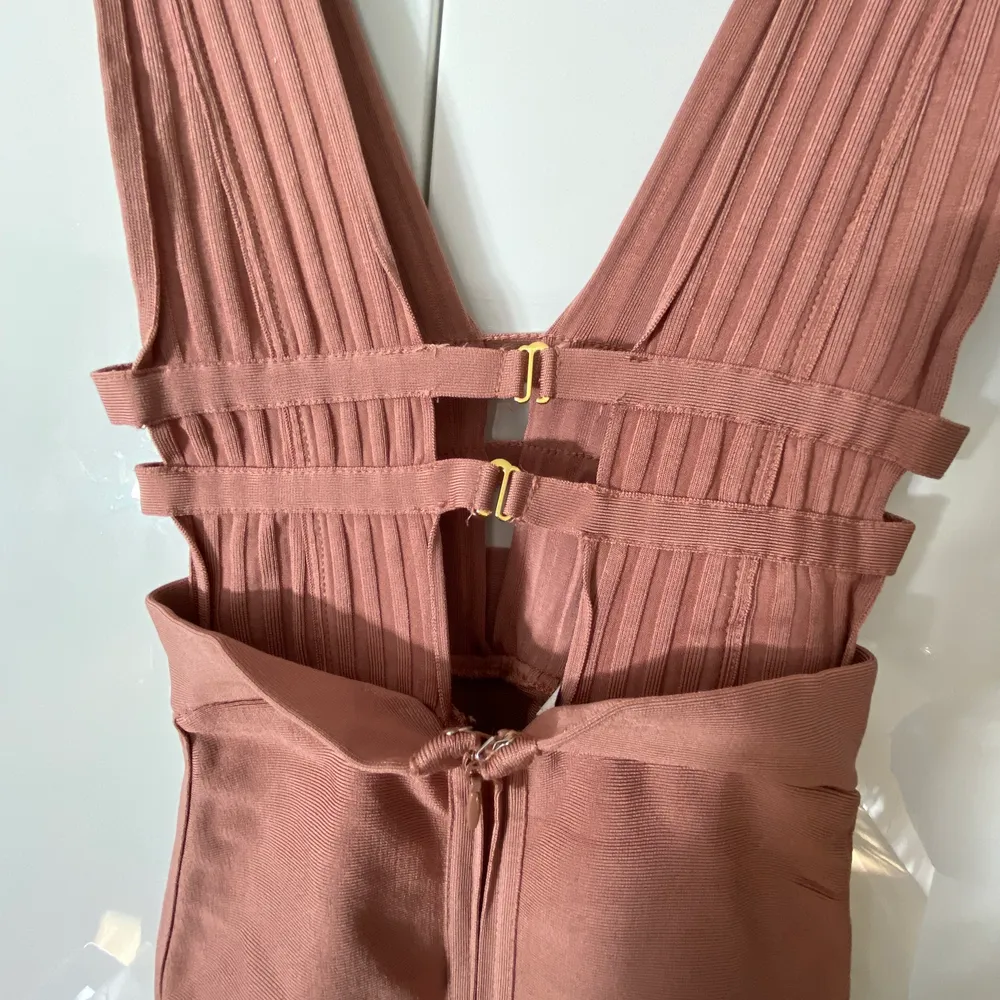 Ljusrosa/beige klänning från House of CB.   Köpt 2019 i London.  Storlek S/36 men då den har väldigt stretchigt tyg så kan den även passa M/38.   Den sitter otroligt fint på och formas jättefint på kroppen. . Klänningar.