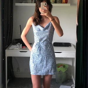 Klänning - Superfin sommarklänning i bra skick, aldrig använd endast testad. Superskön men tyvärr lite för kort för min smak. Knyts i midjan om man vill, går även att använda utan midjebandet!