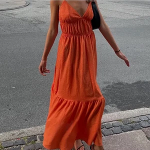 Orange klänning - Säljer denna populära klänningen från H&M🧡🧡🧡 Storlek 40 men fungerar för mindre storlekar också! 