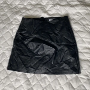 Kjol -  En väldigt fin skinnkjol med en volang storlek 146 till 152 Plus frakt 39