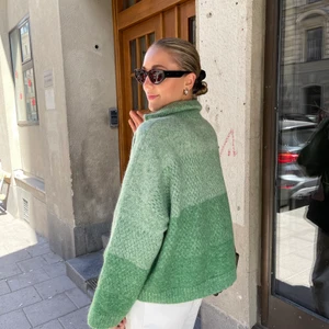 Tröja Holzweiler - Storlek M, nypris 4000kr helt slutsåld.  Material: 32% alpacka, 32% ull, 30% nylon, 6% elastan