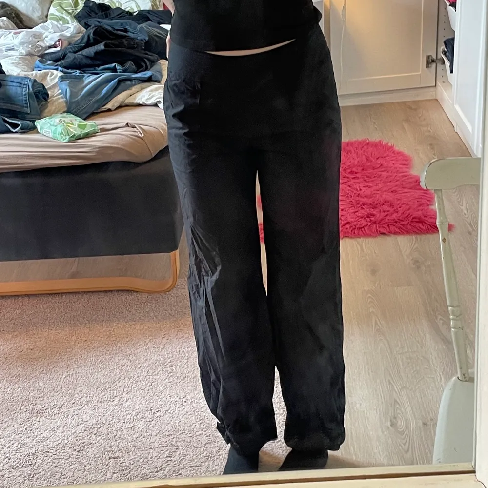 Cargopants med skitsnygg fit💅🏼💅🏼 jag är 167cm! Köparen står för frakt. Jeans & Byxor.