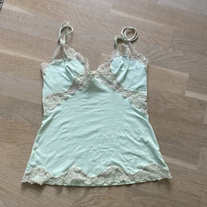 Y2K linne - Ett ljusgrönt linne, super fint och snyggt. O använt, säljer då den inte passar mig längre ☺️❤️