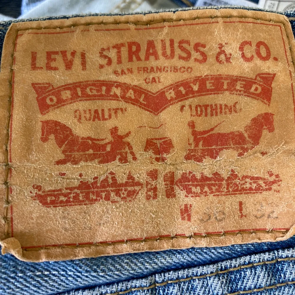 Snygga levi’s jeans till salu, står ingen modell men tror att det är 502:or, fråga o buda🌟. Jeans & Byxor.