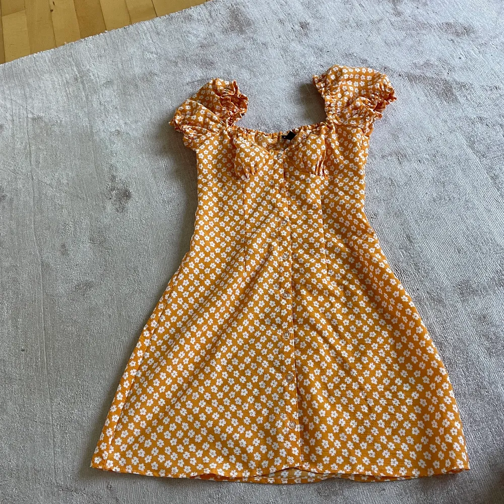 Somrig orange klänning från HM i storlek S. Klänningar.