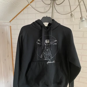 Da vinci hoodie strl XS  - Fin hoodie i bra skick. Är lite nopprig men inget man tänker på speciellt mycket. Hoodin är väldigt liten så om man är strl xs-xxs kommer den passa bra. 