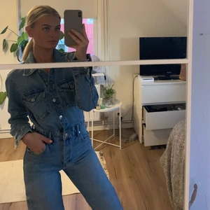 Zara jumpsuit  - Säljer min snygga zara jumpsuit i jeans. Storlek xs men passar även s, använd 1 gång. Nypris 559kr, säljer för 350kr. 