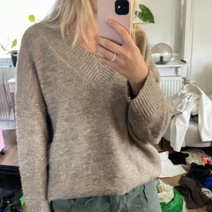 Stickad tröja  - Beige/brun stickad tröja från mango. Storlek xs men oversized så passar även s/m. Knappt använd, pris 250kr. 