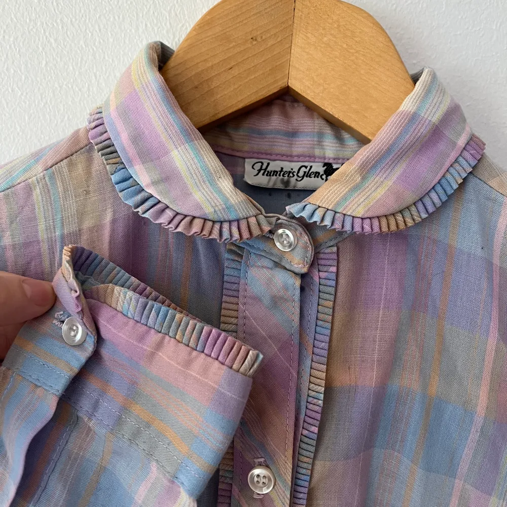 Unik vintageskjorta i pastellfärger med sjukt fina detaljer 🍭 finns ingen storlek med passar någon med XS.. Blusar.