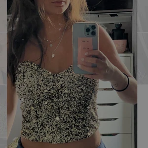 Korsett gina tricot - Superfin glittrig korsett i storlek M!! Tyvärr är den för stor för mig och därav säljer jag den. Frakt tillkommer på priset.😊 Köp direkt för 300kr + frakt