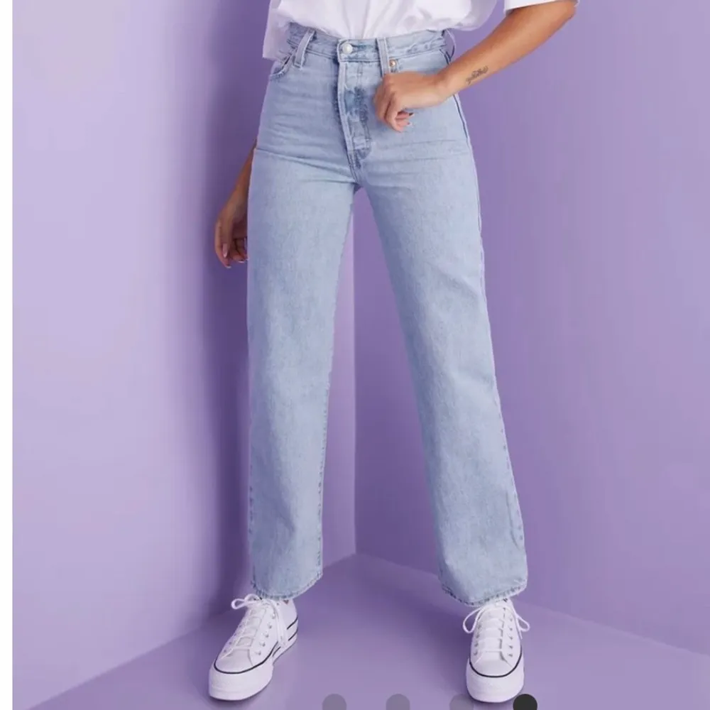 Levis straight ribcage jeans.. Använda men i mycket bra skick!! Sjukt snygga och perfekta modellen. Storleken är 25/32 men skulle snarare säga att det är som en 26-27/32. Köparen betalar för frakten 🥰. Jeans & Byxor.