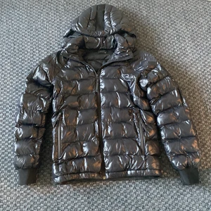 Peak performance  - En svart peak jacka väl använd men i ett bra skick. Säljer då den blivit för liten. Den är i storlek 160. Finns en skada vid vänstra fickan.