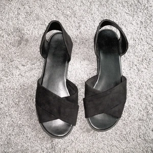 Sandaler i mockaimitation - Sandaler från Hm, använda en säsong, men i bra skick. Mocka-liknande material. Bekväma och lätta att ta på🌟 kom gärna med prisförslag! 