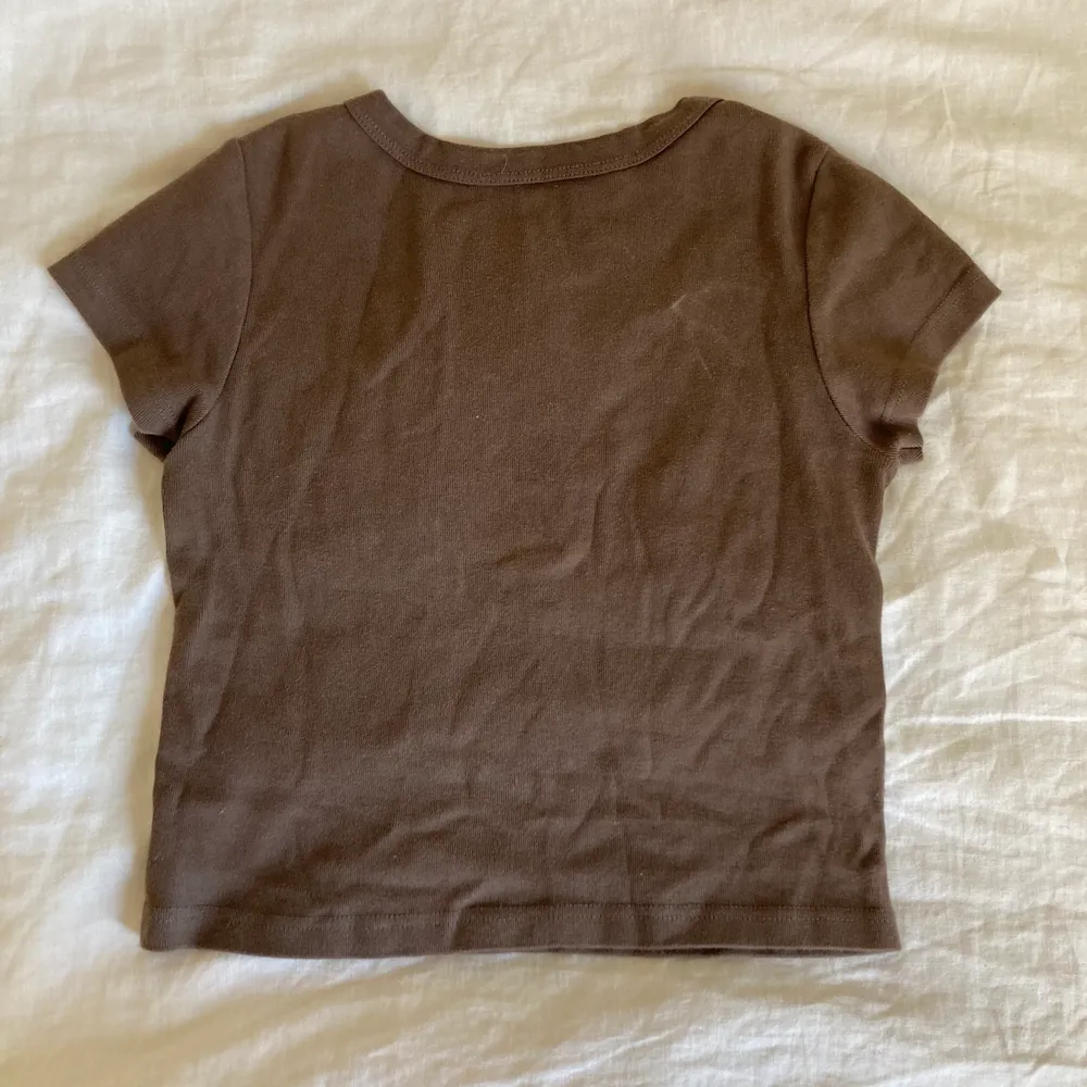 En t-shirt från brandy melville! Den är onesize men skulle säga kanske xs-s . T-shirts.