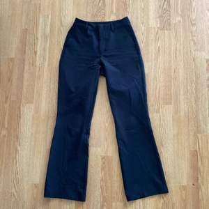 Svarta kostymbyxor  - säljer ett par svarta kostymbyxor från bikbok i storlek 36, använda fåtal gånger så som nya!🥰